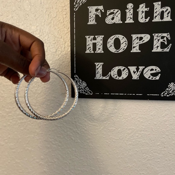 💚Minimalist Silver Hoops - Picture 3 of 3